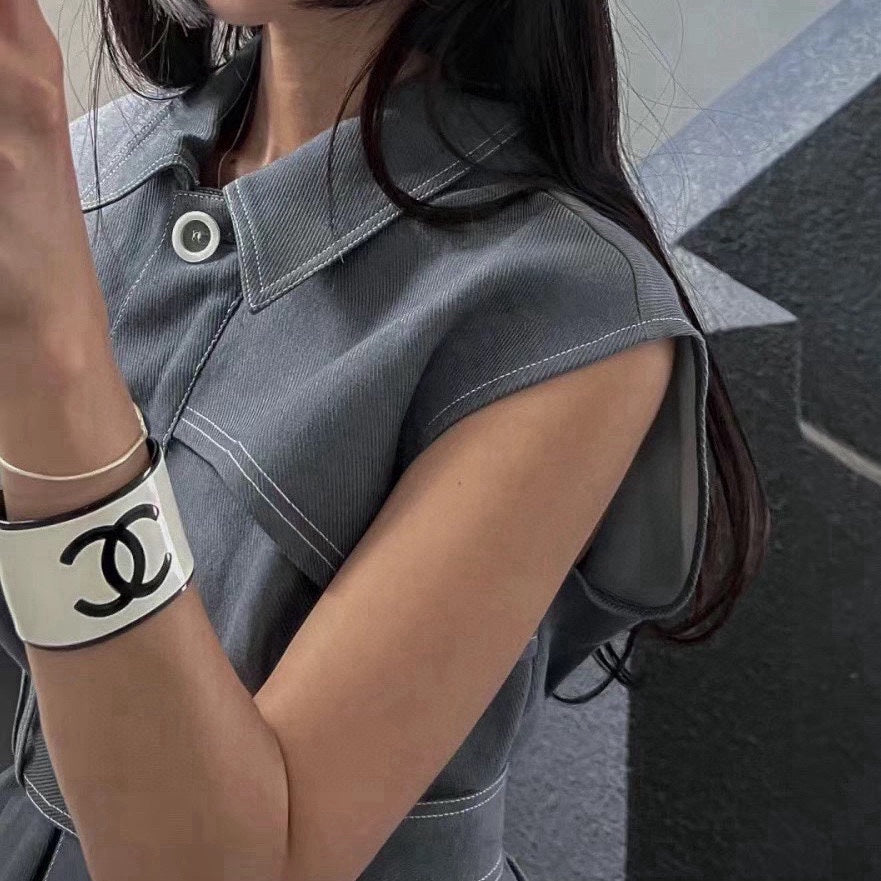 acrylic elegant Bangle for women - alternate angle view 9