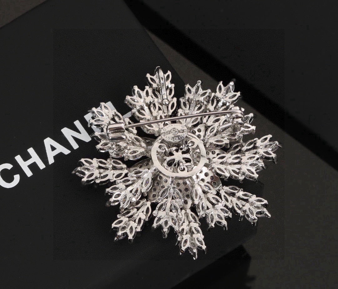 crystal floral Brooch for women - alternate angle view 4