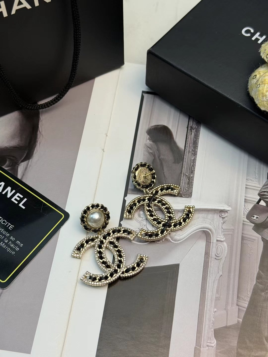 black and gold pearl double c Pendant for women - alternate angle view 7