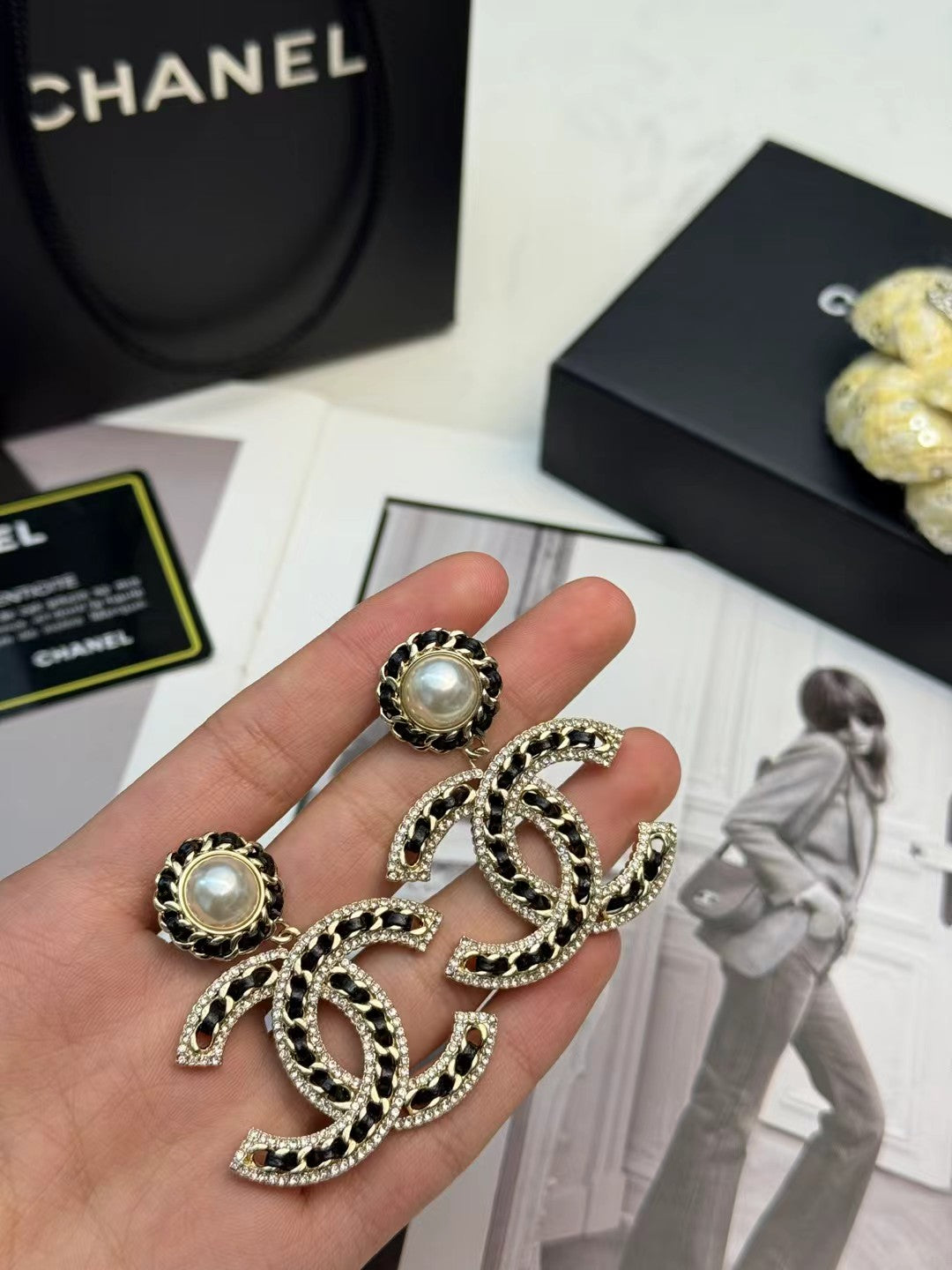 black and gold pearl double c Pendant for women - alternate angle view 5