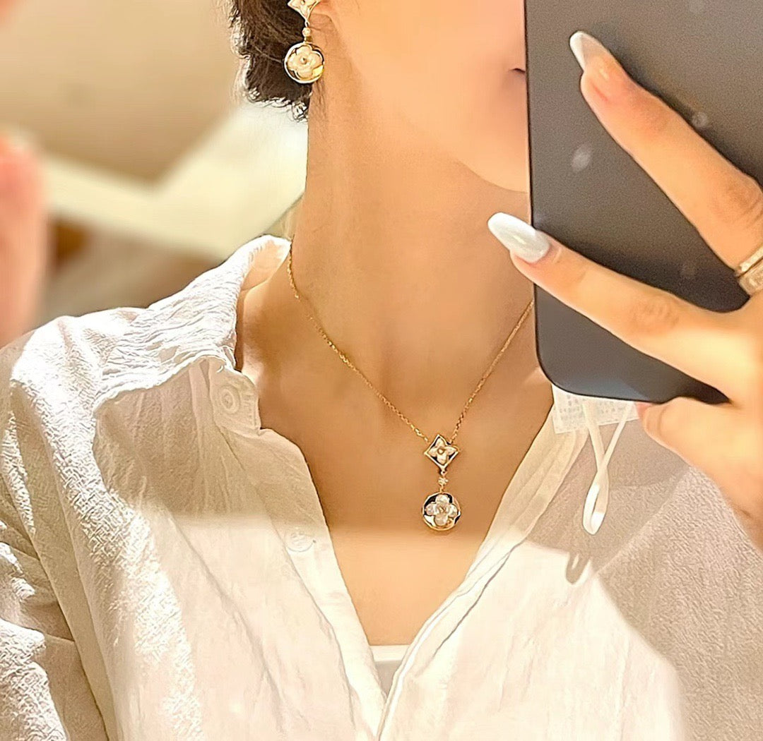 rose gold 18k gold plate clover Necklace for women - alternate angle view 6
