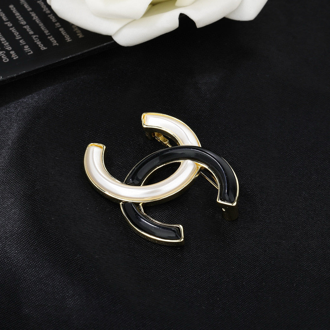 delicate Brooch for women - alternate angle view 6