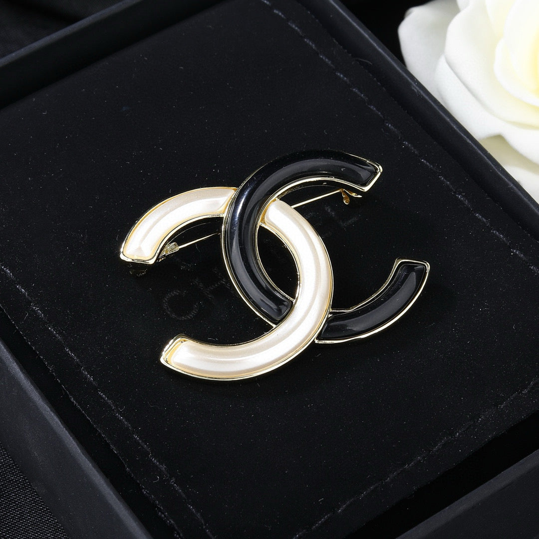 delicate Brooch for women - alternate angle view 5