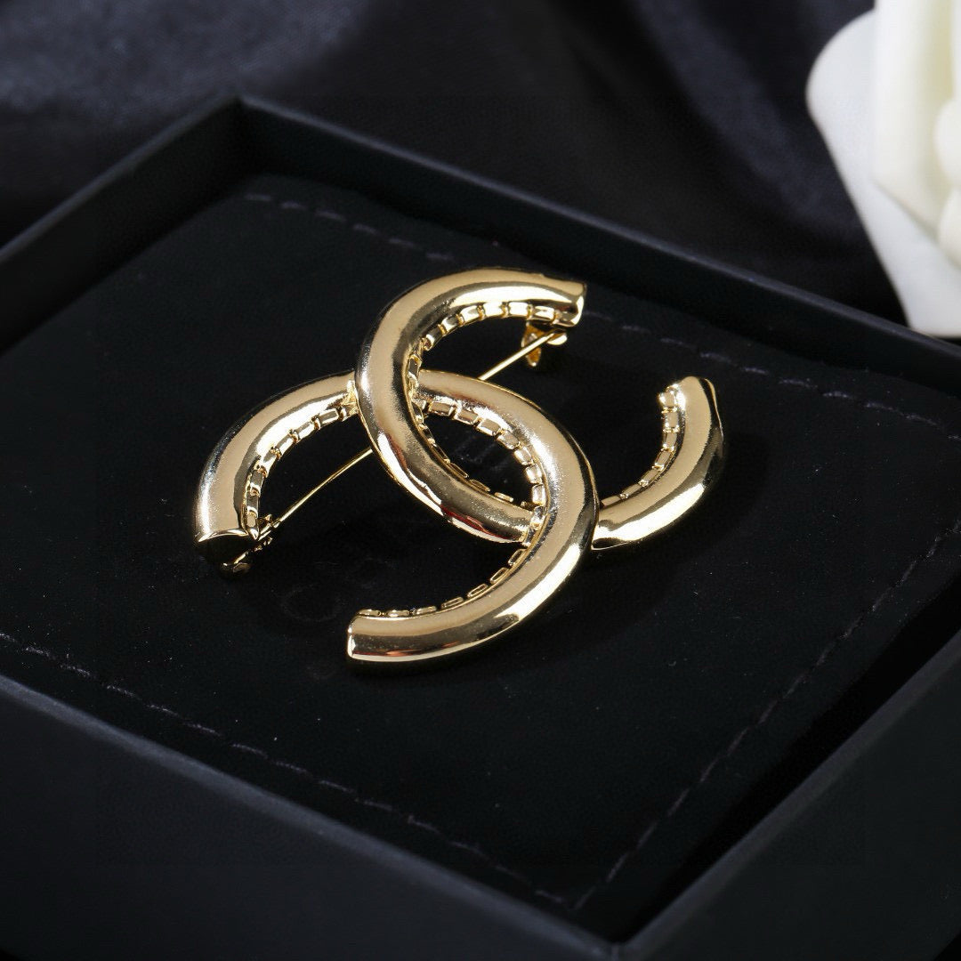 Brooch for women - alternate angle view 4