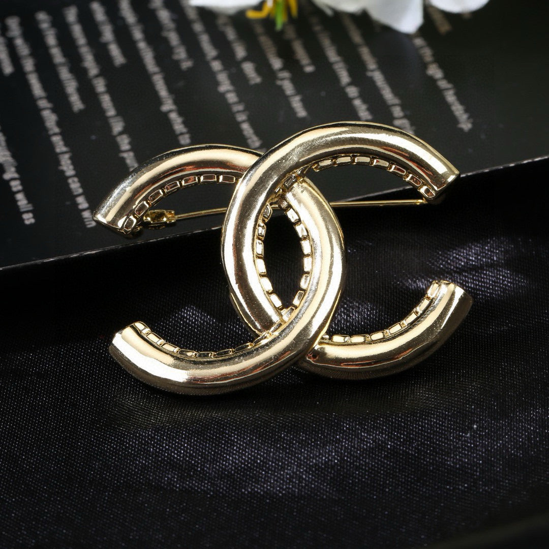Brooch for women - alternate angle view 5