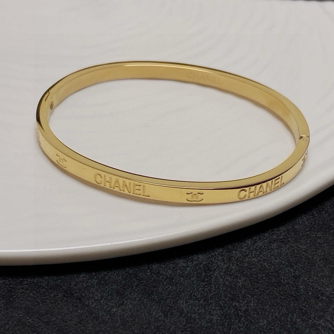 elegant Watch for men and women - alternate angle view 4