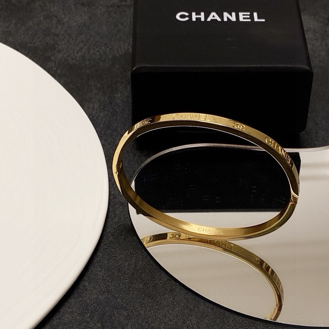 elegant Watch for men and women - alternate angle view 7