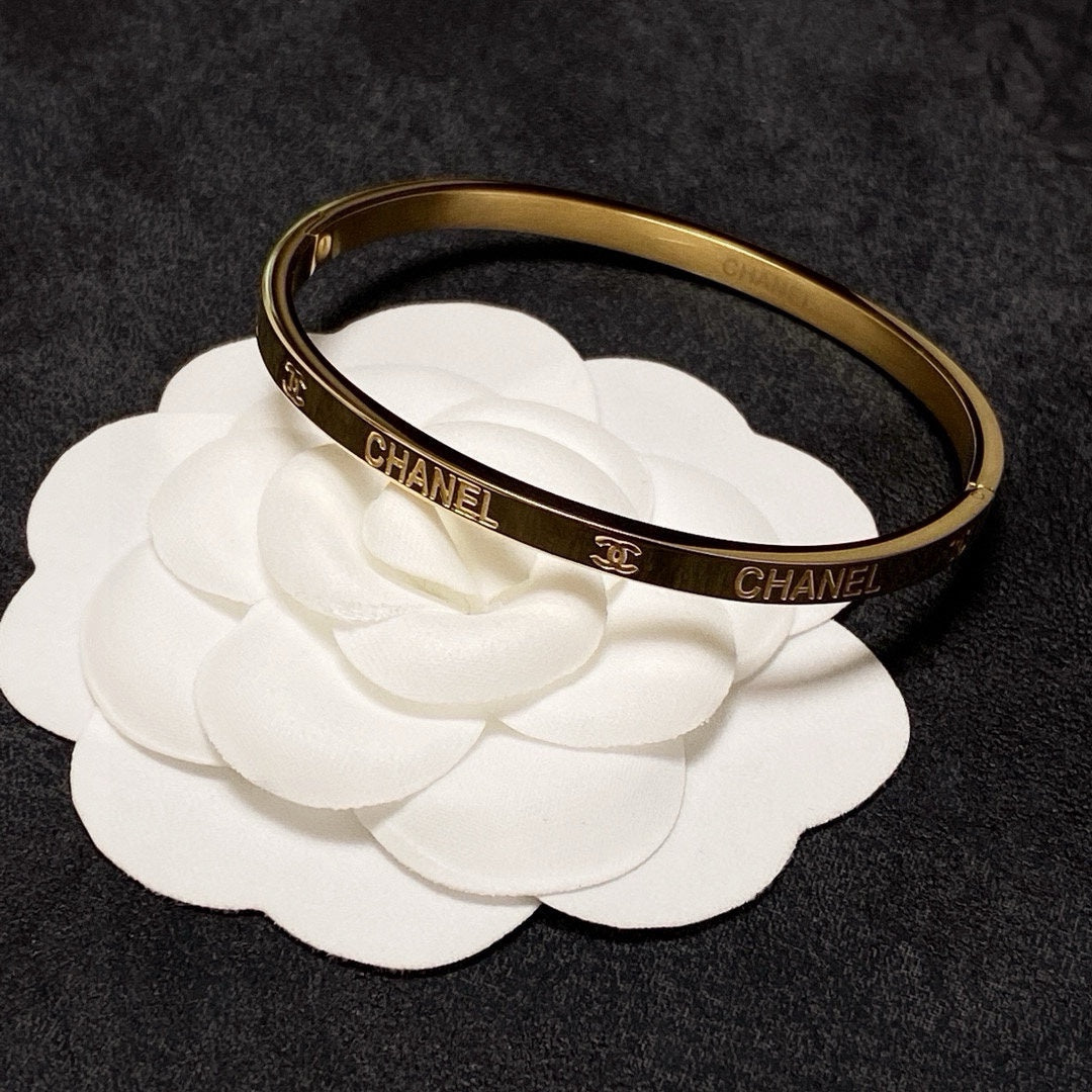 elegant Watch for men and women - alternate angle view 5