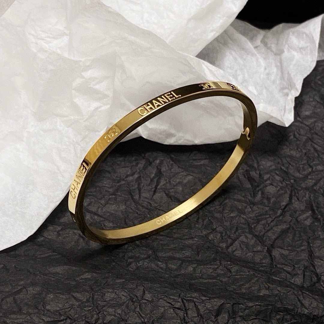 elegant Watch for men and women - alternate angle view 3