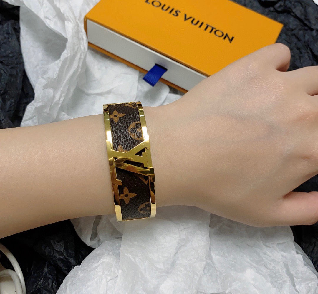 white leather floral Bangle for women - alternate angle view 4