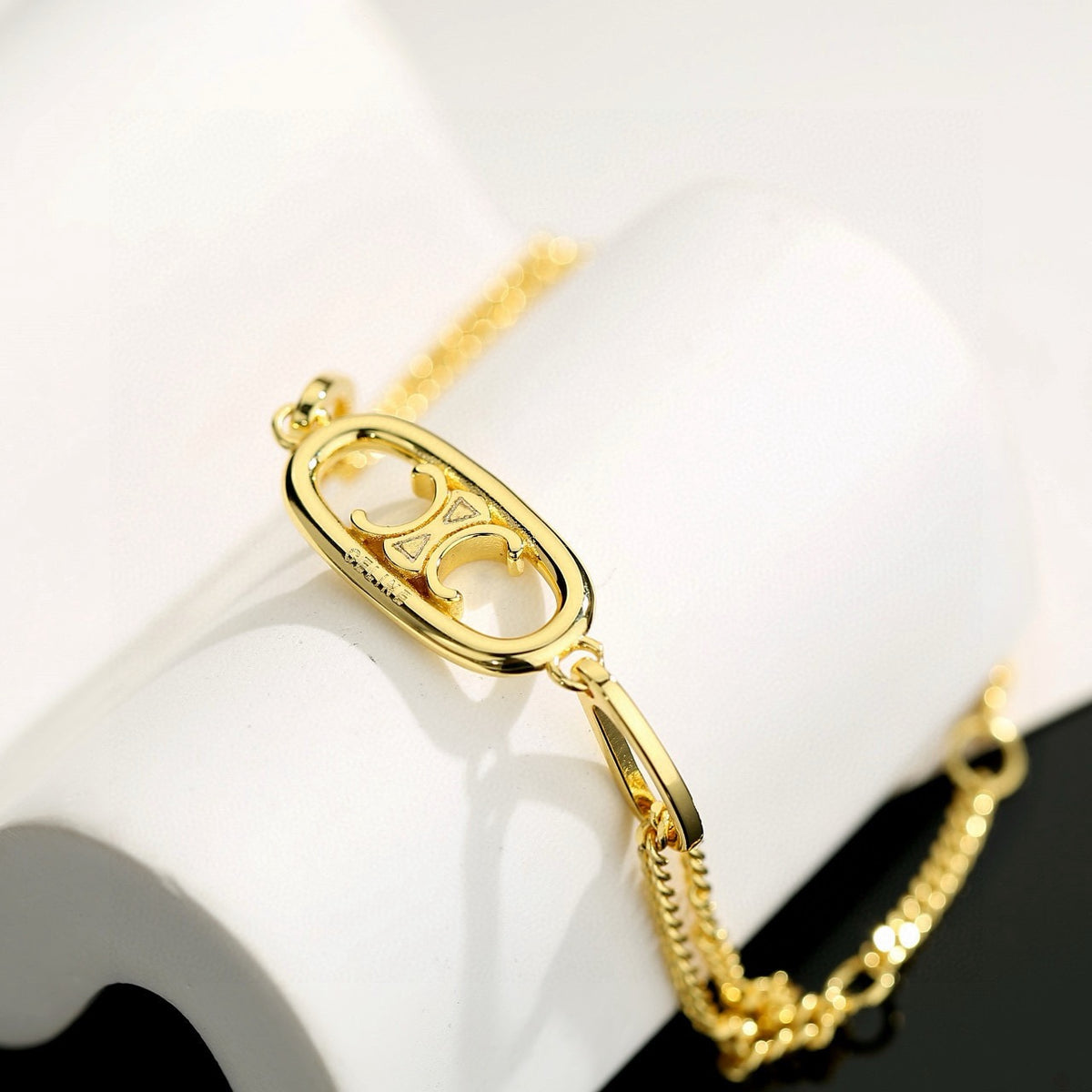 Triomphe-Inspired Emblem Chain Jewelry – Design 02 detail view