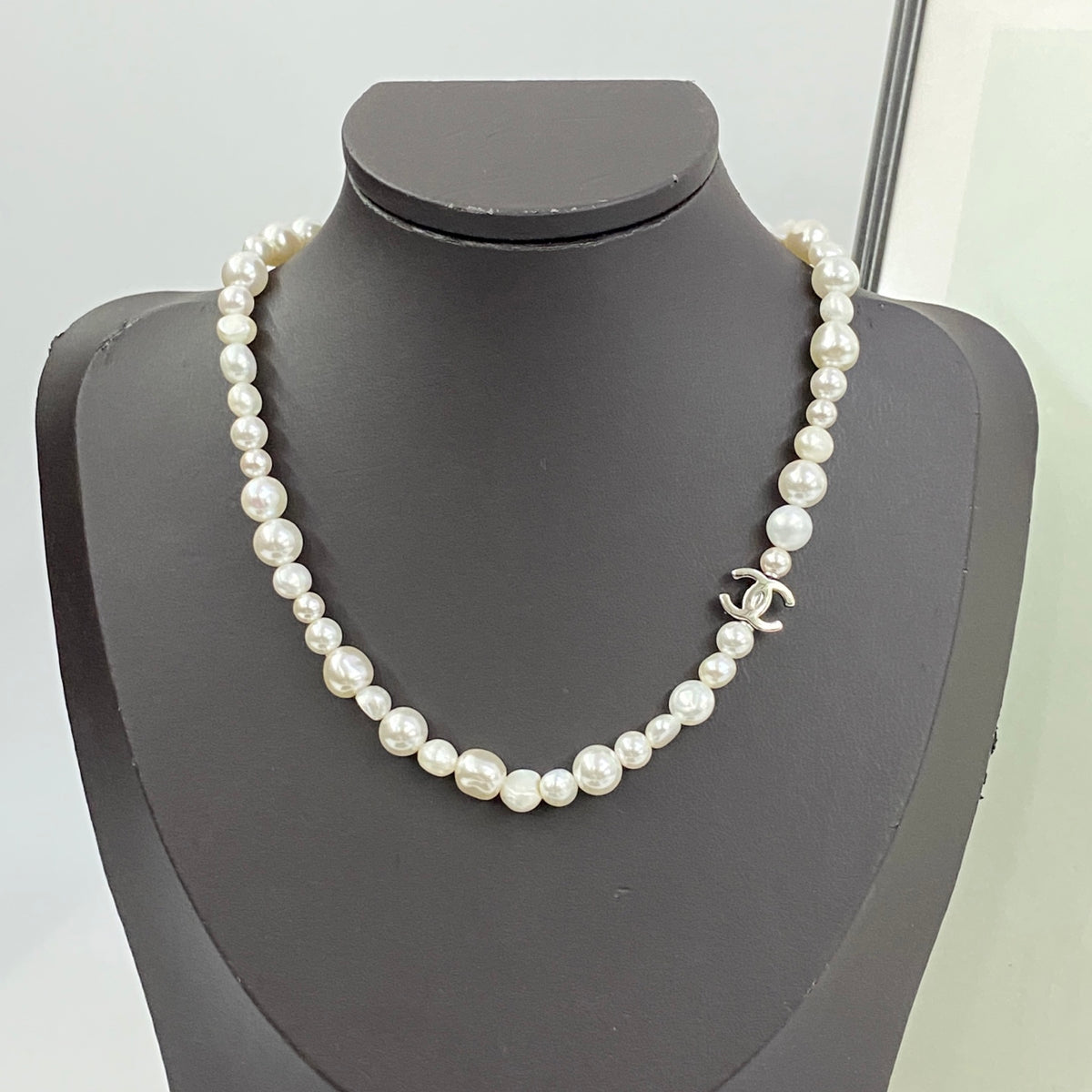 silver pearl Necklace for women - product detail view